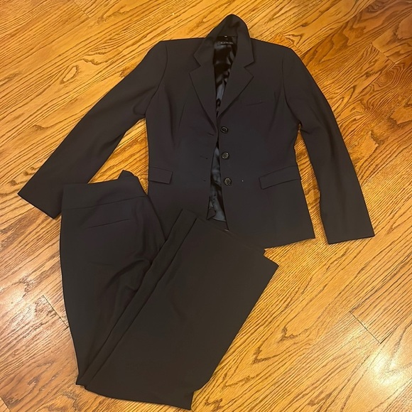 Elie Tahari Woman’s Blazer and Pants Size US 4